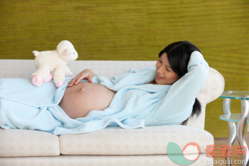 人,沙发,浴衣,四分之三身长,室内_98032151_Pregnant Woman Lying On Couch, Looking At Belly_创意图片_Getty Images China