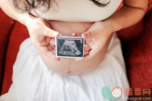 人,休闲装,沙发,室内,中间部分_157968778_pregnant woman and her x-ray photo of the baby_创意图片_Getty Images China