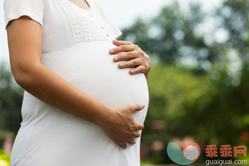 人,生活方式,户外,中间部分,25岁到29岁_148193722_Young pregnant woman touching her belly_创意图片_Getty Images China