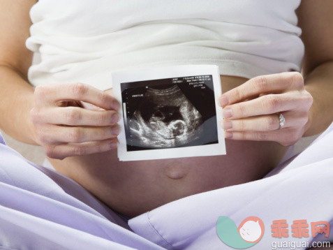 健康保健,人类生殖,人生大事,摄影,坐_56959106_Mid section view of a pregnant woman holding a sonogram of her baby_创意图片_Getty Images China