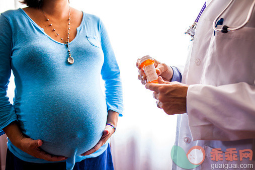 人,讨论,药,人生大事,生活方式_514412219_Doctor giving pregnant woman prescription medicine_创意图片_Getty Images China