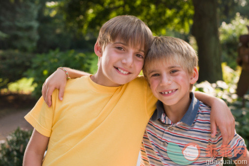 人,休闲装,户外,快乐,深情的_86527433_Portrait of smiling boys_创意图片_Getty Images China