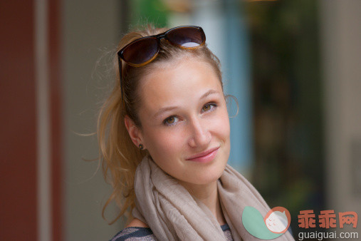 人,休闲装,户外,20到24岁,太阳镜_155786815_Germany, Bavaria, Munich, Young woman at hofgarten, smiling_创意图片_Getty Images China