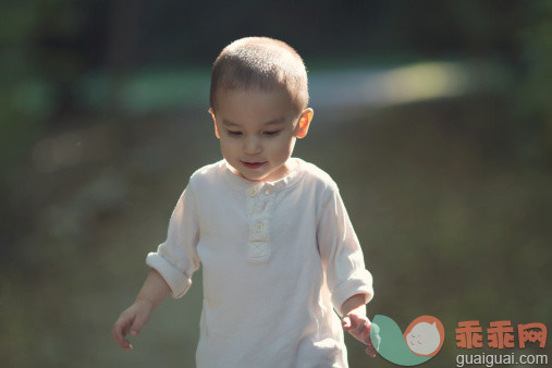 人,婴儿服装,12到17个月,户外,白人_147865973_Toddler boy walking alone in forest_创意图片_Getty Images China