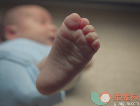 人,婴儿服装,室内,足,白人_134304728_Two week old baby foot_创意图片_Getty Images China