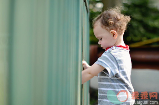 人,休闲装,T恤,户外,棕色头发_159209263_young boy by fence_创意图片_Getty Images China