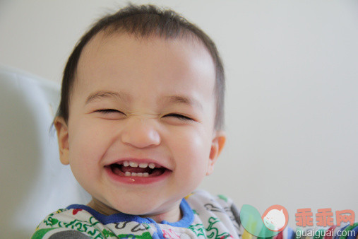 人,婴儿服装,12到17个月,室内,快乐_108730557_Baby boy with a giant toothy smile and closed eyes_创意图片_Getty Images China