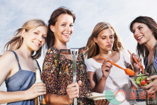 人,休闲装,饮料,瓶子,含酒精饮料_106352362_Germany, Cologne, Women enjoying beer and sausages_创意图片_Getty Images China