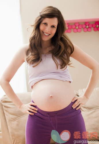 人,休闲装,室内,25岁到29岁,快乐_116359076_USA, Utah, Lehi, Young pregnant woman showing belly_创意图片_Getty Images China