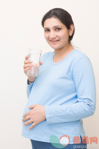 人,休闲装,人生大事,饮食,室内_79262072_Portrait of a pregnant woman drinking water from a glass_创意图片_Getty Images China