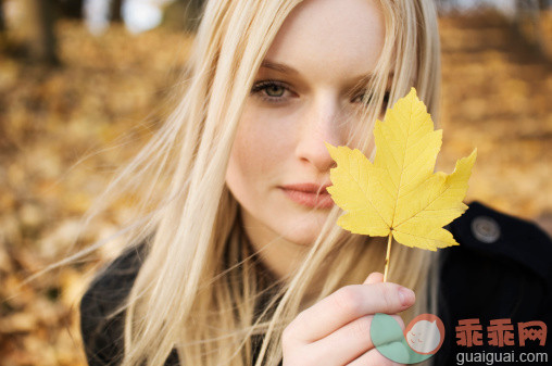 人,环境,自然,户外,20到24岁_165567739_Woman playing with autumn leaves_创意图片_Getty Images China