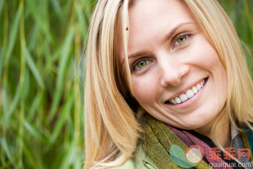 绿色,人,自然,户外,20到24岁_157646152_Portrait of a beautiful young lady smiling_创意图片_Getty Images China
