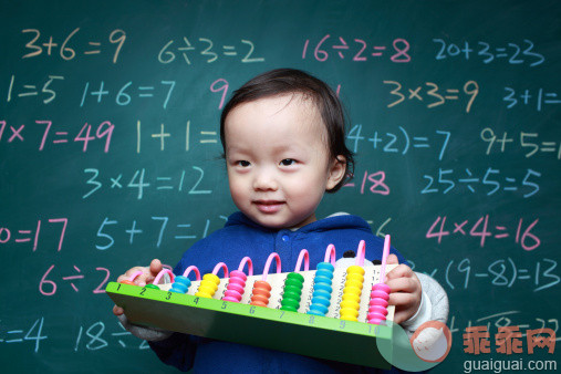 人,教育,生活方式,12到17个月,数字_160198235_Cute Asian baby do arithmetic_创意图片_Getty Images China