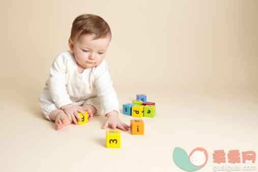 人,沟通,玩具,教育,数字_480812309_Studio portrait of baby girl playing with alphabet blocks_创意图片_Getty Images China