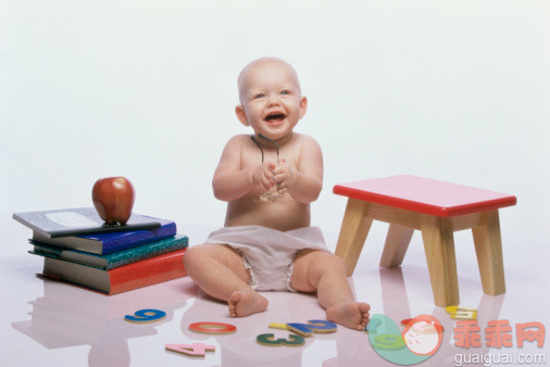 教育,饮食,摄影,看,白色_57567356_Baby boy sitting on the floor holding eyeglasses_创意图片_Getty Images China