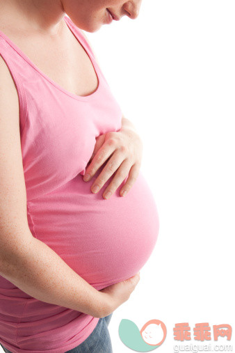 白色,巨大的,人,休闲装,牛仔裤_155159176_Pregnant woman holding her belly_创意图片_Getty Images China