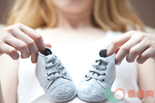 衣服,婴儿服装,鞋子,手,白人_168728187_Baby shoes_创意图片_Getty Images China