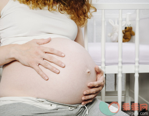 人,休闲装,半装,人生大事,室内_gic14252830_Pregnant woman in front of cot holding her belly_创意图片_Getty Images China