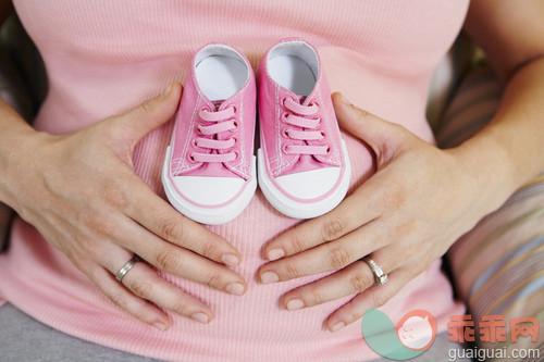 人,室内,怀孕,档案,婴儿鞋_gic16785907_Pregnant Woman Holding Pink Baby Shoes_创意图片_Getty Images China