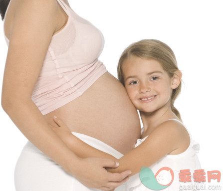 人,影棚拍摄,室内,中间部分,长发_89369599_Happy little girl hugging Moms pregnant stomach._创意图片_Getty Images China