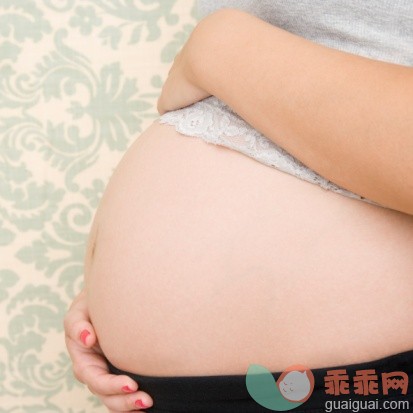 概念,主题,人生大事,构图,图像_77817044_Pregnant woman with hands on belly_创意图片_Getty Images China