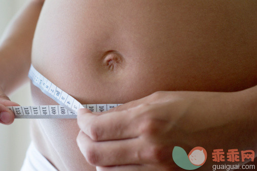 测量,人,室内,中间部分,25岁到29岁_137083648_Pregnant woman measuring her belly with measuring tape, cropped_创意图片_Getty Images China