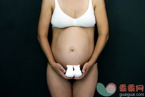 人,内衣,人体,怀孕,母亲_gic13995204_Pregnant Woman holding baby shoes in her hands_创意图片_Getty Images China