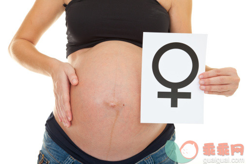 人,手,躯干,怀孕,站_155097524_Pregnant woman holding gender sign_创意图片_Getty Images China