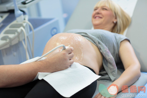 人,讨论,人生大事,技术,健康保健_501846147_Pregnant woman having an ultrasound_创意图片_Getty Images China