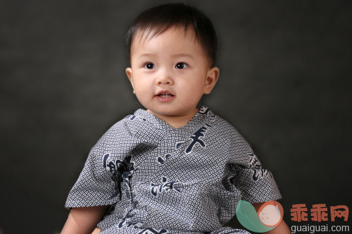 人,12到17个月,影棚拍摄,坐,灰色_138630749_Toddler in traditional Malaysian Costume_创意图片_Getty Images China