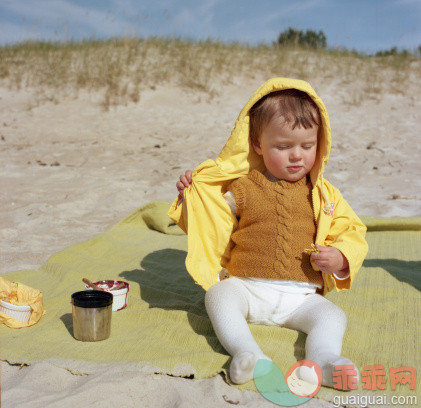 人,饮食,休闲装,甜食,度假_134420063_Girl on beach_创意图片_Getty Images China
