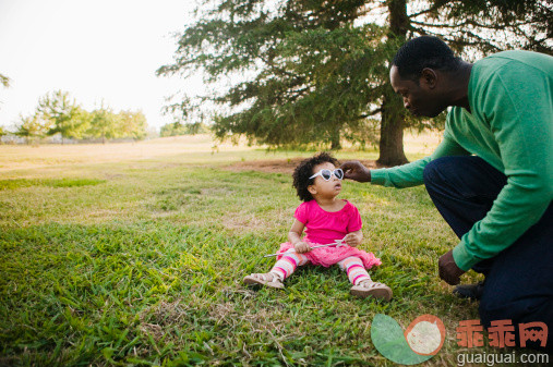 田地,装扮,人,环境,自然_149678598_Black father and daughter enjoying the park_创意图片_Getty Images China