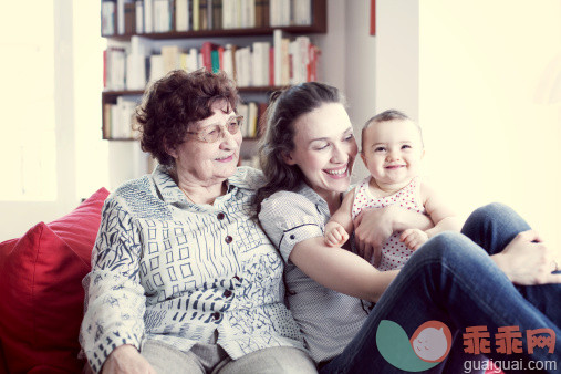 人,休闲装,婴儿服装,住宅内部,沙发_140889725_Grandmother, mother and baby girl, portrait_创意图片_Getty Images China