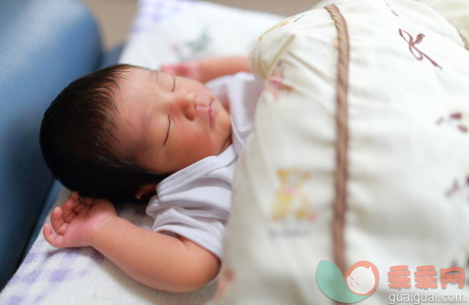 人,室内,黑发,床单,睡觉_149510600_A nap_创意图片_Getty Images China