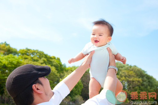人,户外,田园风光,快乐,父亲_117986478_Father Holding Baby Boy Aloft_创意图片_Getty Images China