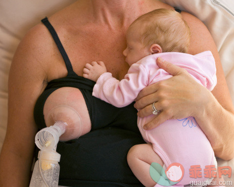 人,健康保健,室内,手,乳房_107993056_Woman with Baby and Breast Pump_创意图片_Getty Images China