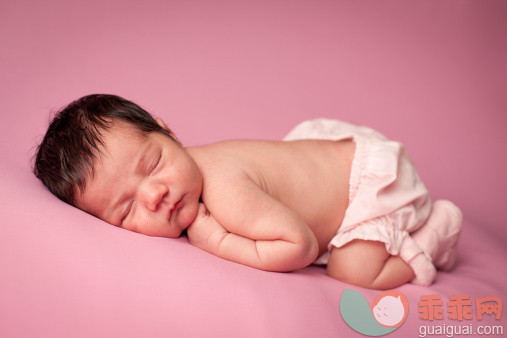 人,影棚拍摄,室内,满意,棕色头发_155386864_Color Image of Precious Newborn Baby Girl, on Pink Background_创意图片_Getty Images China