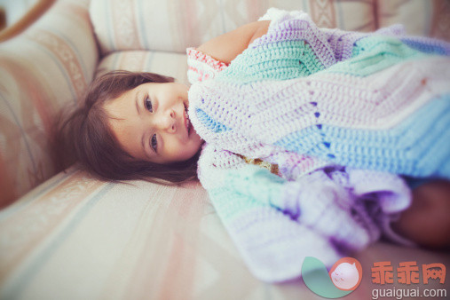 人,沙发,室内,棕色头发,起居室_158299708_Girl on Sofa with Her Blankie_创意图片_Getty Images China