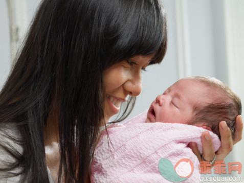 人,室内,床上用品,快乐,深情的_91497945_Mixed race mother cuddling newborn baby_创意图片_Getty Images China