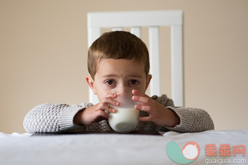 3岁宝宝该如何选择奶粉
