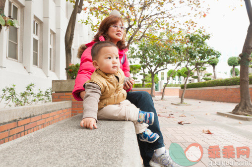 人,休闲装,户外,30岁到34岁,太阳镜_148170535_Mother and boy_创意图片_Getty Images China