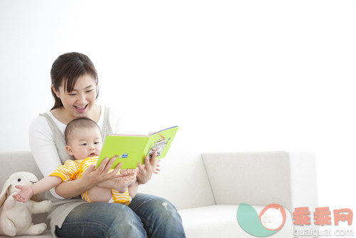 20到24岁,书,可爱的,家庭,室内_gic7016312_Mother reading a book to her baby_创意图片_Getty Images China