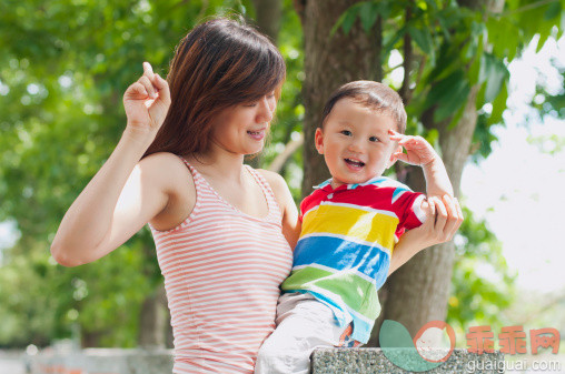 人,休闲装,30岁到34岁,满意,棕色头发_148164868_Mother is playing with son_创意图片_Getty Images China