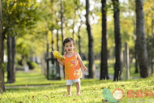 秋天,饮料,绿色,半满,拿着_gic16904821_Kid playing in a city park_创意图片_Getty Images China