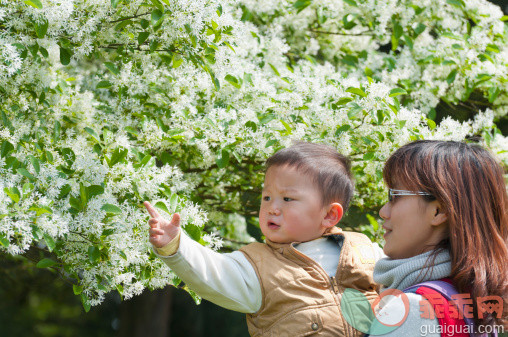 人,休闲装,12到17个月,户外,30岁到34岁_143498207_Mother and boy looks at spring flowers_创意图片_Getty Images China