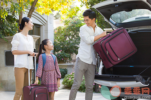 年轻双亲,旅行,行李,度假,汽车_1adbf508d_三口之家收拾行李驾车旅行_创意图片_Getty Images China