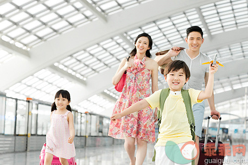 年轻双亲,度假,机场,跑,夏天_900c0f383_快乐一家人准备出发_创意图片_Getty Images China