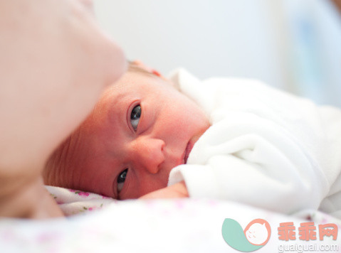 人,连身衣,室内,母亲,休息_98877108_Newborn baby resting on his mother's chest_创意图片_Getty Images China