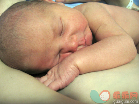 人,半装,室内,白人,睡觉_91748997_Newborn baby lying on mother_创意图片_Getty Images China