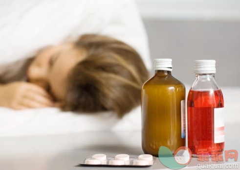 主题,健康保健,饮食,概念,构图_73608337_Girl lying in bed, medicines by bed side in foreground_创意图片_Getty Images China